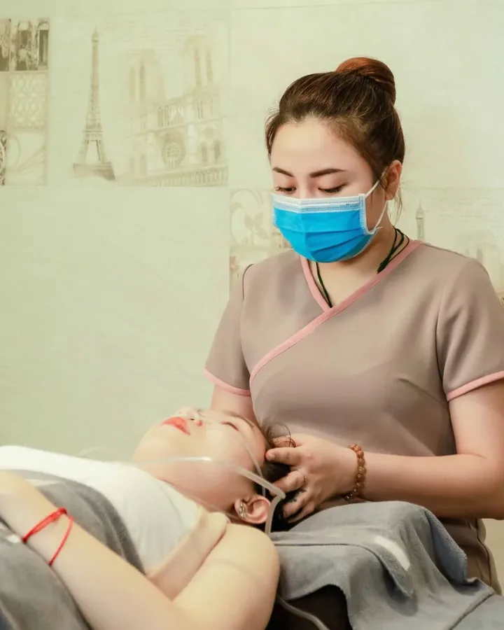 Kệ mỹ phẩm và nến thơm